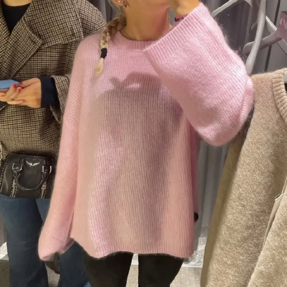 Säljer denna underbara rosa stickade tröjan från Arket! 💕 storleken är S, men den är oversize så passar även en M. Jag brukar ha XS-S. Säljer för den kommer inte till användning 🤍 nypris 990 kr. Stickat.