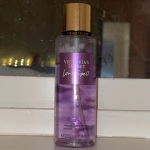 Victoria secret body mist💓 - Säljer body mist/parfym ifrån Victoria secret i doften love spell då jag inte använder längre, luktar super gott💋