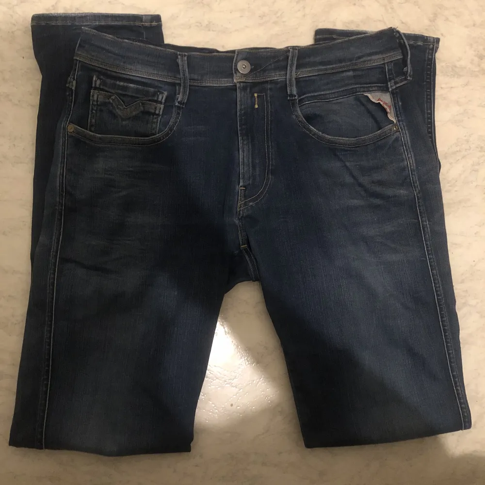 Riktigt snygga Replay anbass jeans storlek 33/34 säljs för endast 499kr👖skriv vid frågor! Väldigt liten defekt vid grenen!. Jeans & Byxor.