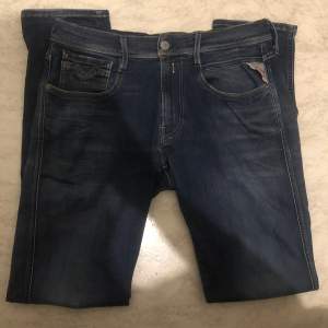 Riktigt snygga Replay anbass jeans storlek 33/34 säljs för endast 499kr👖skriv vid frågor! Väldigt liten defekt vid grenen!