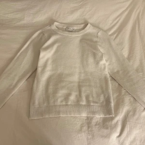 stickad tröja från vila - jättefin stickad tröja från vila 💓 säljer då den tyvärr inte kommer till användning! köpt för 329kr och säljer för 170kr då den är i använt skick 💗 skriv för fler bilder