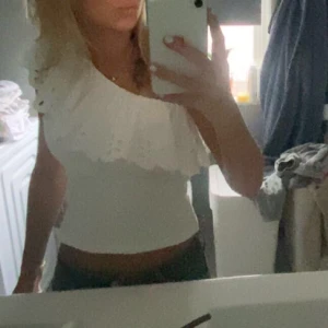 Zara blus  - Säljer dena söta toppen från zara som är st 11/12 men är som Xs/S, använd få ggr