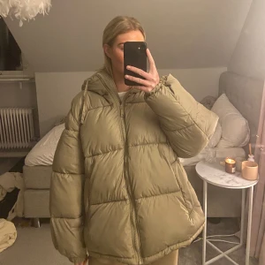 Dunjacka från hm  - Dunjacka från hm i storlek xl, men jag är en xs/s så passar egentligen alla storlekar beroende på hur man vill att den ska sitta! 