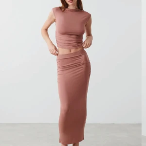 Kjol och top set - Säljer detta ser från Gina tricot då jag endast använt de 2 gånger sen i somras, så det är som nytt! Privat för egna bilder💞