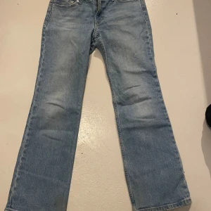 Levis jeans - Säljer nu ett par jeans från Levis i storlek 26 som är köpa i Italien föra året, super fint skick säljer på grund av att de äe för stora för mig. Köpta för 1800kr men kan tänka mig att sälja för lite billigare 