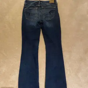 Snygga mörkblå jeans från American Eagle med coola fickor! Innerbenslängd:72 midjemått:38💕 Skriv för mer info!💕