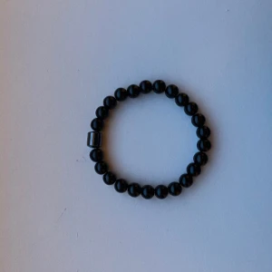Snyggt grisch armband  - Snyggt grisch armband som passar alla. 1st 55kr 2st 99kr 3st 140kr finns flera av olika färger (kolla profil)