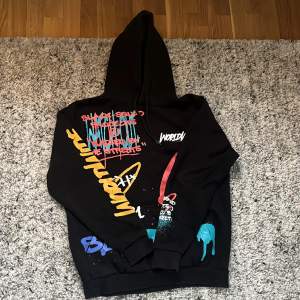En skit fett hoodie med graffiti 