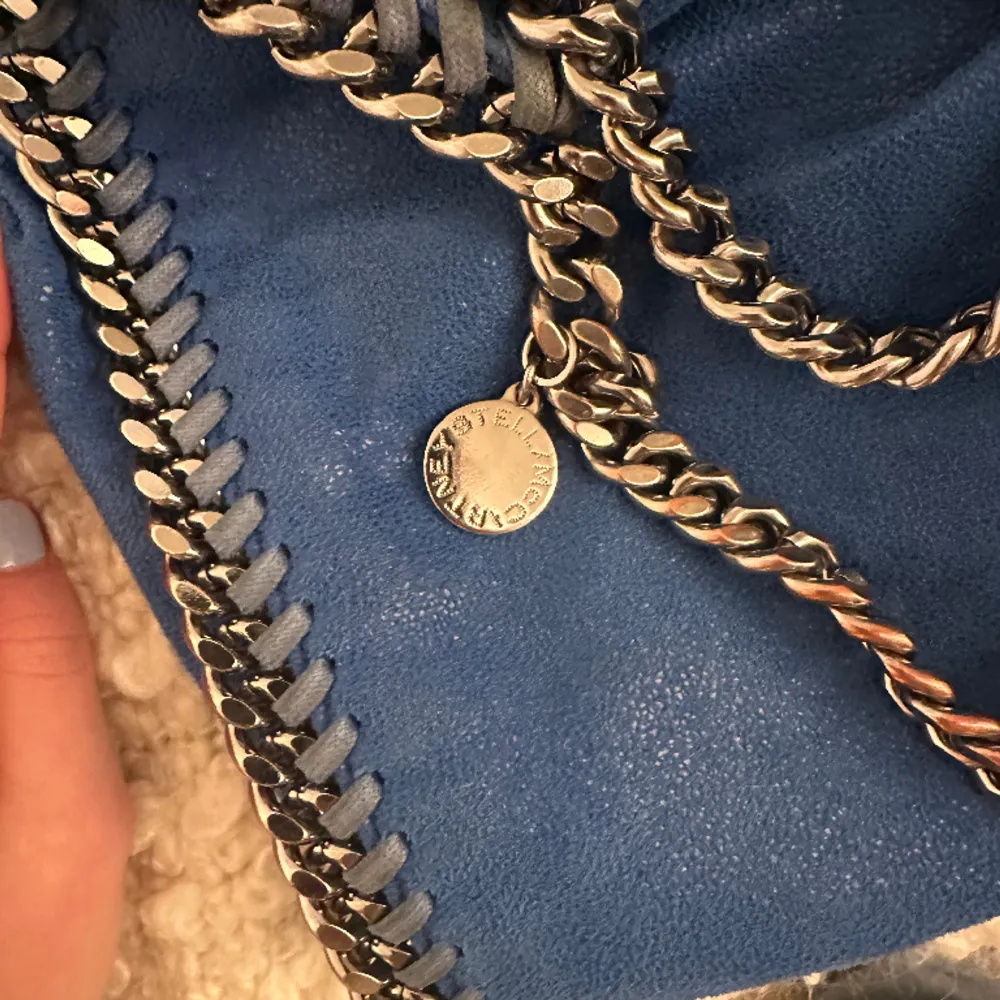 Blå stella McCartney väska i så fin blå färg, köpt här på Plick. Säljer då den inte används längre! Den har lite defekter på kedjan men inget man lägger märke till🥰. Väskor.