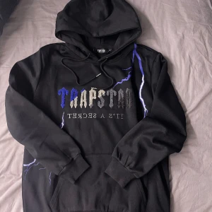 Trapstar hoodie oanvänd  - Säljer denna oanvända Trapstar hoodien. Den är storlek L