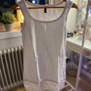 Linne - Ett vitt lång linne, med spets nedan till. Har inte kommit till användning så himla mycket. Väldigt fint skick 