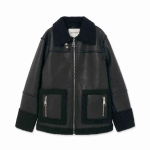 Carin Wester skinnjacka 36 - En riktigt goding från Carin Wester i skinnimitstion. Funkar både tidig vår, höst och vinter. Storlek XS. Teddyfoder.   Toppenskick, fler bilder kommer. ✨