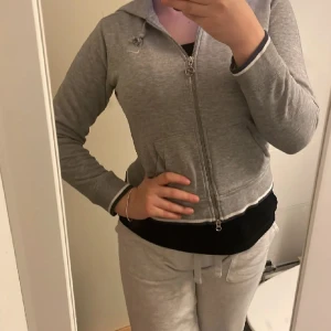 Nike tröja - Den är min mammas gamla från 2000 talet men i fint sick. Den är för kort på mig då jag inte tycker om kortare tröjor. Säljer för 175kr.