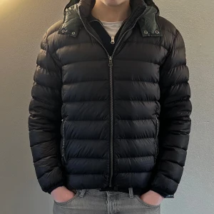 Colmar jacka - Snygg colmarjacka. Nypriset ligger på cirka 6000 kronor. Skicket är, 9/10, men har en väldigt liten reva på framsidan som knappt syns. Storleken är 54, vilket är Large. Beroende på kroppstyp bör den passa om man är mellan 178-190. Pris kan diskuteras