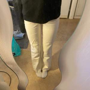 Ljus beigea/vita jeans från bikbok