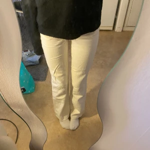 Ljusa jeans - Ljus beigea/vita jeans från bikbok