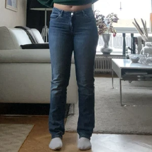 Raka sköna jeans - I väldigt bra skick, använda ett par gånger. Raka jeans i ett skönt material. Sitter väldigt bra. Vid fler frågor skriv privat💕 Köpta för 500 kr😍