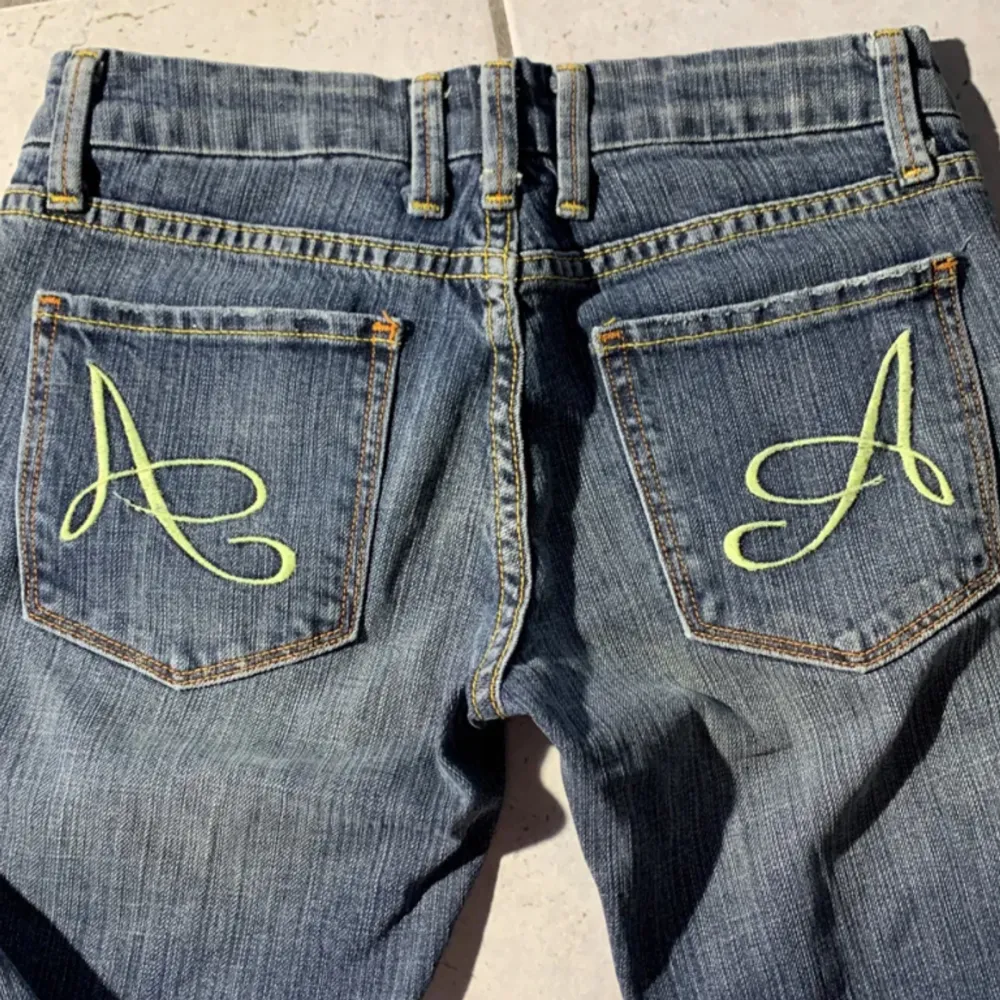 Säljer dessa jättefina, trendiga jeans som jag köpte här på plick för 1250kr, de är helt nya (lappen finns kvar 💗) aldrig använda då de var för små, passar dig som har xs/s 💕 Bilderna är lånade från tjejen jag köpte dem av! 🌸 Lägg prisförslag!!! 💕. Jeans & Byxor.