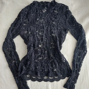 Spets topp långärmad - Snygg långärmad i bra skick 🖤 Står att den är storlek L men tycker den passar mer som M 🎀