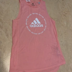 Adidas tränings tröja - Säljer denna aldrig använd men haft i 2-3 år. Tagit bra hand om den. Säljer för 100kr