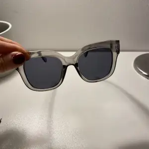 Superfina solglasögon som liknar chimis modell 08. Fick dem av min mormor och det står fendi på men känns inte som att de är äkta haha. Skriv för bilder med dem på🥰