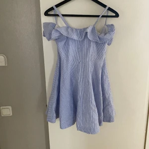 Blå klänning  - Så söt klänning från polo Ralph loren, står att de är storlek 12. Men jag kan ha den och jag är storlek 36. Brukar ha den som en bandue klänning. 