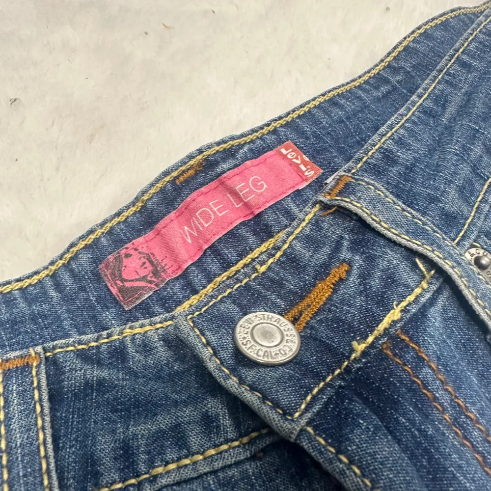 Hej! Säljer ett par väldigt Lågmidjade Levis jeans!💙de är strechiga, och är åt det lite bredare hållet, Extremt bra skick!  Mått: midja 40cm platt, innerbenslängd 83cm. Jeans & Byxor.