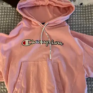 Snygg rosa hoodie från Champion, storlek XS.