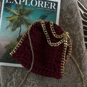 Stella McCartney liknande  - Super snygg stella McCartney liknande väska i vinrött med guldkedja, köpt från stazzi.remake 💋