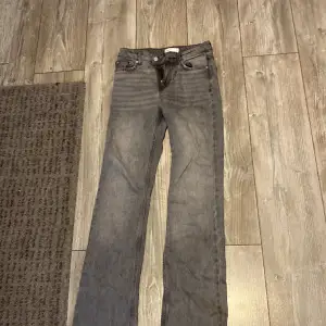 Säljer dessa jeans då de inte kommer till användning och är för korta, är i jätte bra skick🥰( köparen står för frakten)
