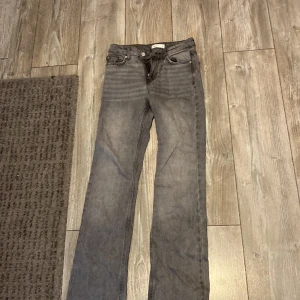 Jeans - Säljer dessa jeans då de inte kommer till användning och är för korta, är i jätte bra skick🥰( köparen står för frakten)