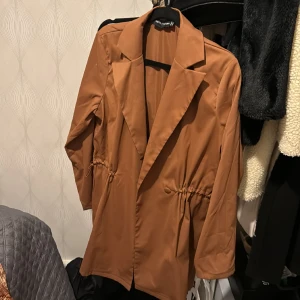 Kavaj klänning  - Oanvänd går att spänna åt sidorna. 