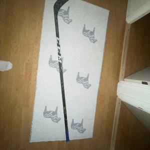 Hockey klubba signerad av 2018 Leksands IF - En ccm Hockeyklubba använd av Hugo Enock med namn på.  Signerad av samtliga i truppen Säsongen 2018 i Leksands IF  