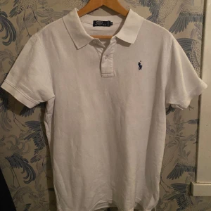 Ralph lauren piké  - Säljer min Ralph lauren piké eftersom att jag inte använder den längre, den är i väldigt fint skick!
