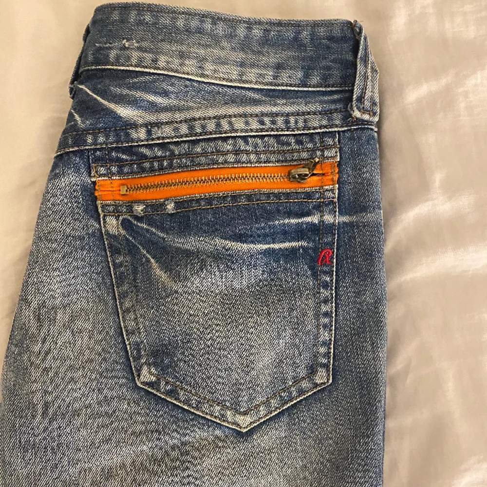 Säljer mina lågmidjade replay jeans i storleken W25 L32! Bara att skriva vid frågor eller fler bilder! Jättefin skick!! Köparen står för frakten❤️. Jeans & Byxor.