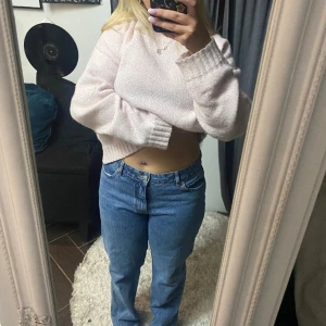 Blåa jeans  - Ett par blåa raka jeans lågmidjade ifrån NAKD i storlek 40 säljer sp jag inte använder dem dem är knappt använda 