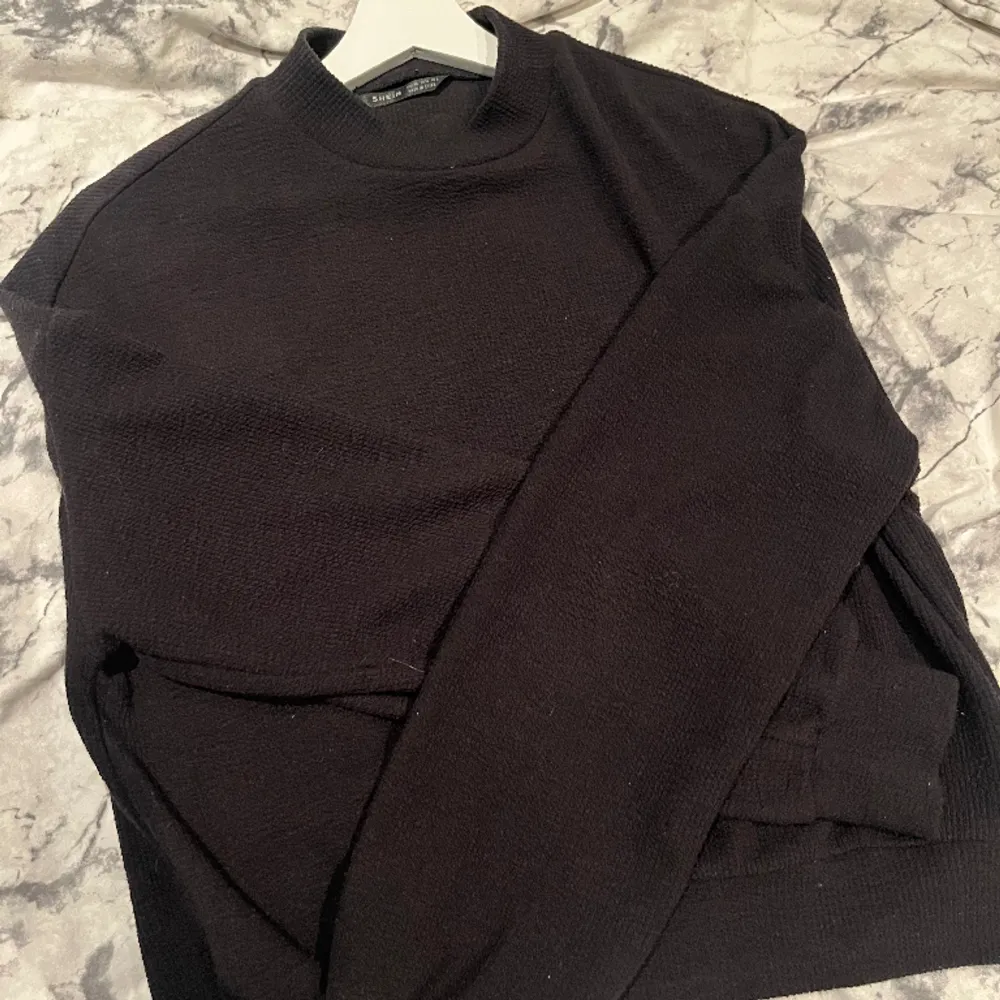 Säljer en tunn, svart, stickad (virkad aktig) tröja från shein i stl. XS. 80kr+frakt. (Kan i vissa fall mötas upp)😊. Tröjor & Koftor.
