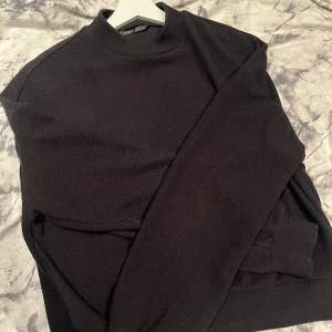 Säljer en tunn, svart, stickad (virkad aktig) tröja från shein i stl. XS. 80kr+frakt. (Kan i vissa fall mötas upp)😊