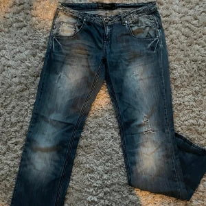 Reserved jeans - Dem här byxorna tycker jag är svin coola och snygga men dem är tyvärr för stora för mig 🥲❤️hör av er om ni är intresserade 🩷🩷🫶🏼