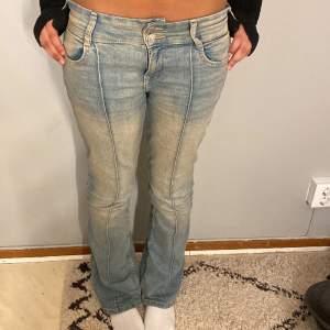 populära jeans från bershka, slutsålda i typ alla storlekar!! säljer då dom inte sitter så bra på mig. är 169! storlek 38