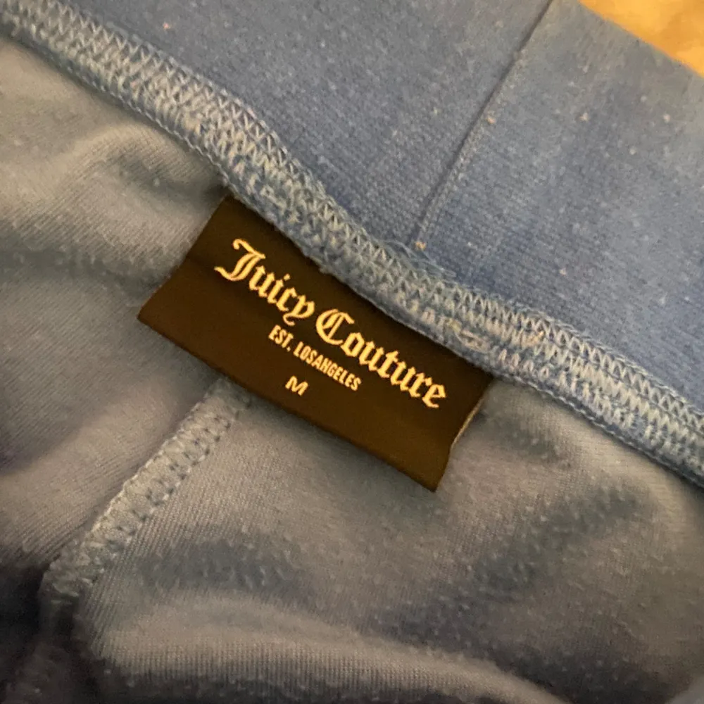 Säljer dessa blåa juicy byxor då de är lite för stora. De är rätt använda så de är lite bleka i färgen men är ändå i bra skick.. Jeans & Byxor.