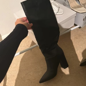 Stövlar  - Jag köpte dom från Nelly har använt dom en gång bara. Dom har inga skador eller något så, dom är i storlek 37.