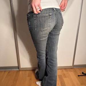 Supersöta lågmidjade bootcut jeans med tunna ränder. Midjemått: 70cm.Innerbenslängd: 83cm