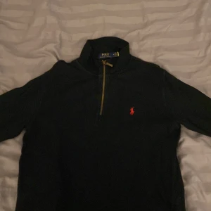 Ralph lauren half zip - Denna här feta ralph lauren halfzipen är såklart äkta och jag säljer den för att den tyvärr är lite för stor för mig, den har bra passform om du är 175 till 180 cm och scick är väldigt bra inga hål eller fläckar. Original pris runt 2k, den M passar även L