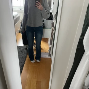 Lågmidjade flare jeans - Supersnygga och sköna lågmidjade flare jeans. Aldrig använda