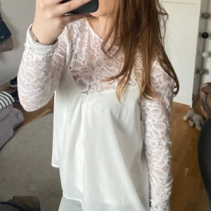 Blus med spets - Supergulliga och fin blus med spets över armarna och bröstkorgen Mycket bra skick!