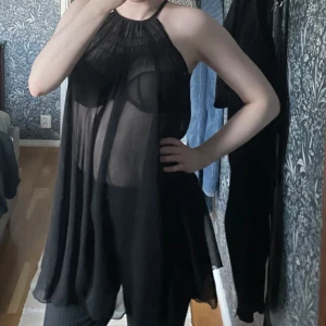 Strandklänning - ☀️Genomskinlig strandklänning ☀️inga defekter ☀️passar nog XS eller S bäst (jag är strl M) ☀️knyt i nacken 