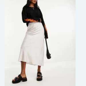 Superfin silvrig medellängd kjol från weekday. Använd ca 2 gånger så säljer pågrund av den inte kommer till användning längre💓🤩 - Storlek 36/S, är helt i nyskick. Nypris 550kr, säljer för 350kr☀️