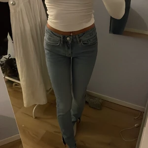 Lågmidjade jeans - Lågmidjade jeans från bikbok med slits längst ner, raka i passformen, sitter snyggt och är i bra skick. Säljer då de är lite för korta på mig. 