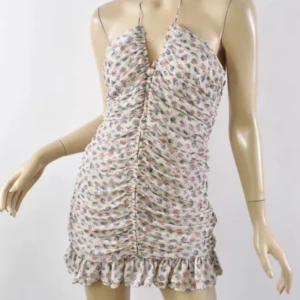 Kort klänning - Zara - PRISLAPP KVAR, helt oanvänd zaraklänning. Storlek M 💞 rosa blommor på